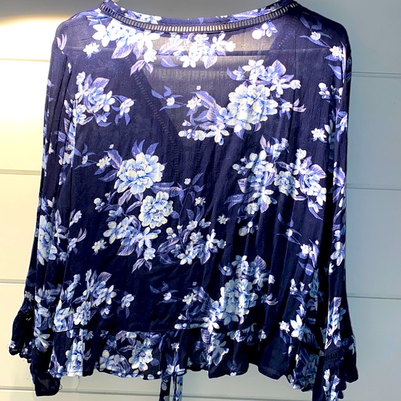 Cute Flowy American eagle Blouse 💙 - Picture 2 of 4